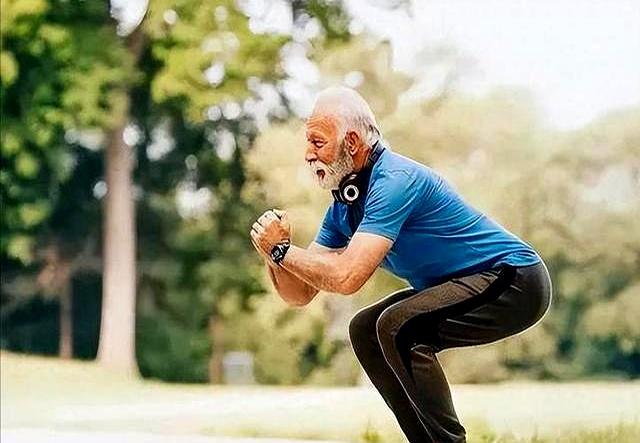 膝关节不好的人注意！医生劝告：这3种运动最伤软骨，尽量避开