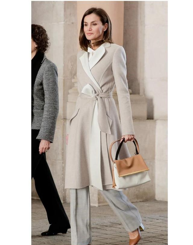 看西班牙王后穿大衣，我悟了：裙过膝，露脚踝，不配牛仔裤才优雅