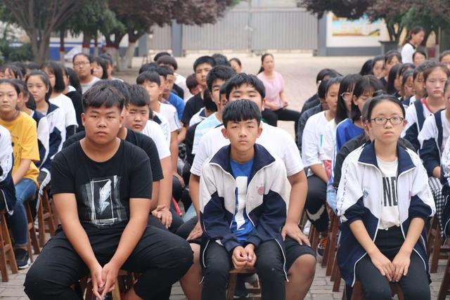 毁掉一名初中生，最快的方式：2个字！