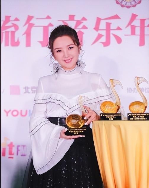 39岁何洁不忍直视，腋下勒出副乳肚子三层肉，要养4个娃操劳疲惫