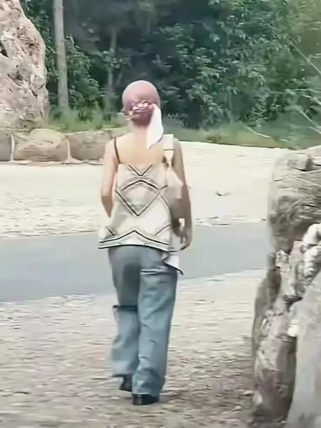 赵丽颖户外散步被偶遇，网友吐槽身材五五分	，和我们普通人差不多