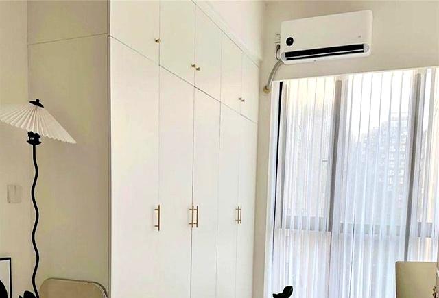 香港一姑娘攒下9㎡小屋，将客厅切成两半，隔出2室2厅，真高级