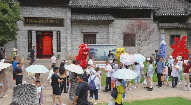 景德镇惊现巨型青花大龙缸！6位成人才能合抱