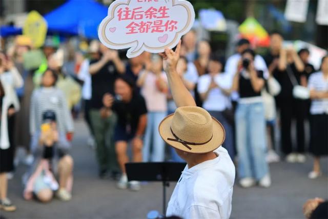 彰美村码头，一场“无脚本”的合唱快闪演绎春城浪漫！