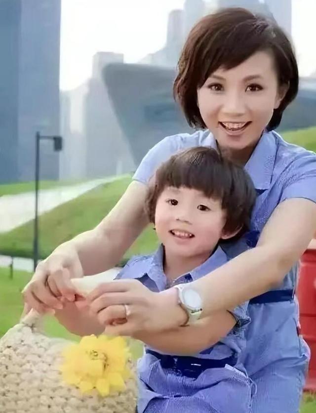 广东台主持人李静雯的家庭照，已婚生女18年，她的丈夫原来长这样