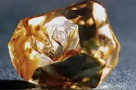 1977年，农村姑娘田间捡到钻石价值十个亿，上交后被奖励1000元图片