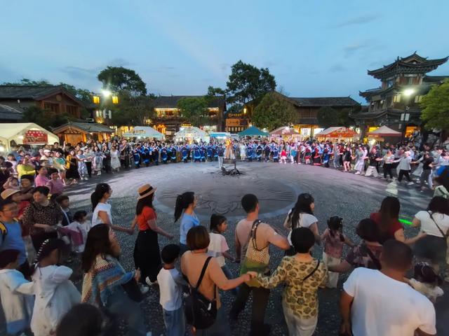 【20度的丽江】束河古镇燃情民族打跳 沉浸式体验“和和美美”文化底蕴