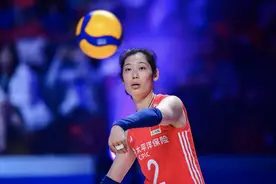 蔡斌最后1分钟换上朱婷，场边女裁判开心露出笑容，朝大婷点头图片