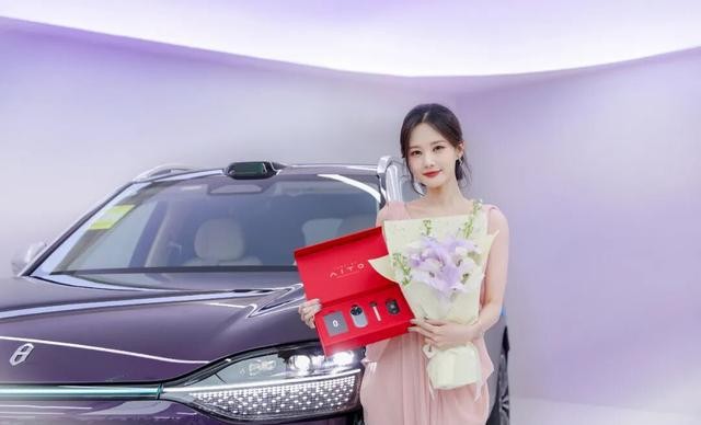 问界M9银境紫高端SUV_李一桐问界M9选车_问界