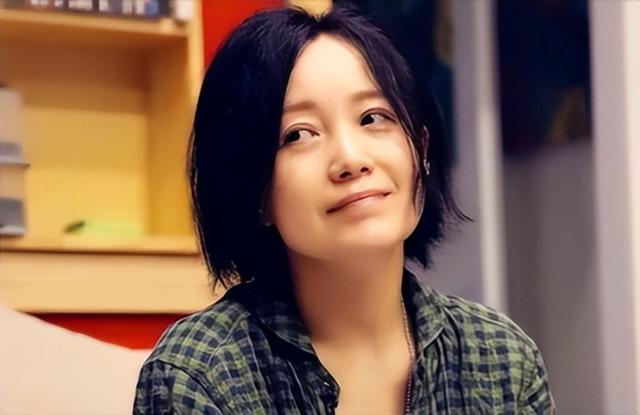 她连上4次春晚，和恩师同居怀孕，被骗流产，57岁依然无人敢娶