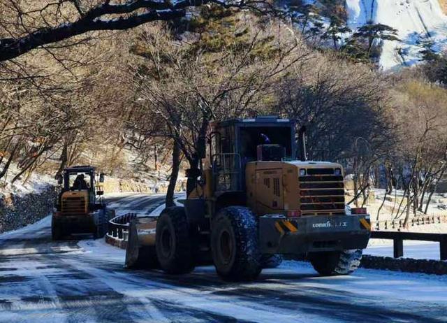 不畏严寒！千山风景名胜区连夜奋战保畅通