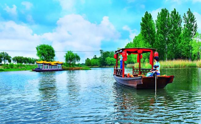 滕州微山湖红荷湿地:乐享双十一，“荷”你游湿地