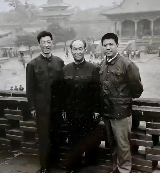 79岁侯耀华晚年凄凉！独居北京无保姆照料，家里脏乱差环境寒酸