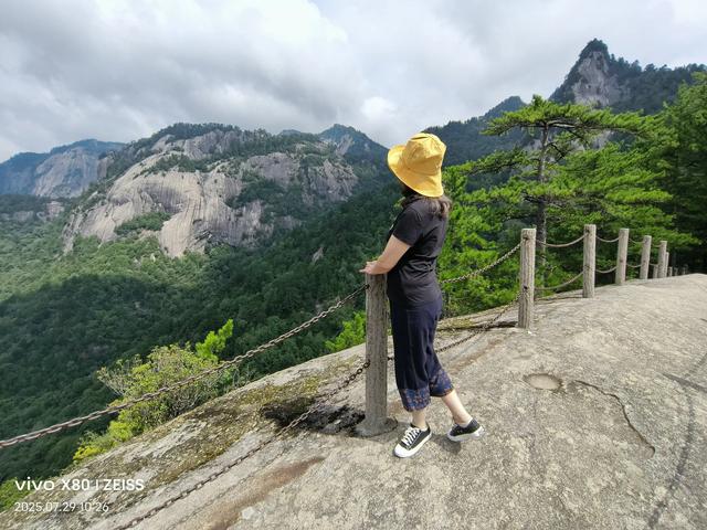 林壑听涛逢旧雨 溪声松语话流年