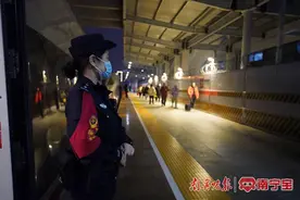 春运“夜间高铁”开行 广西铁警守护旅客回家路图片