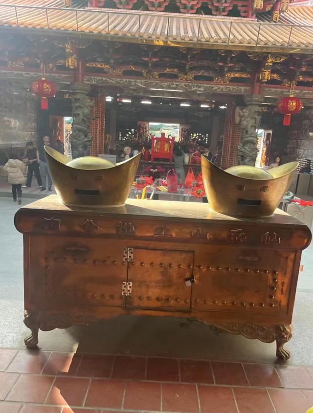 厦门六区之巅，岛内最高云顶岩339.6米，岛外最高云顶山1175米