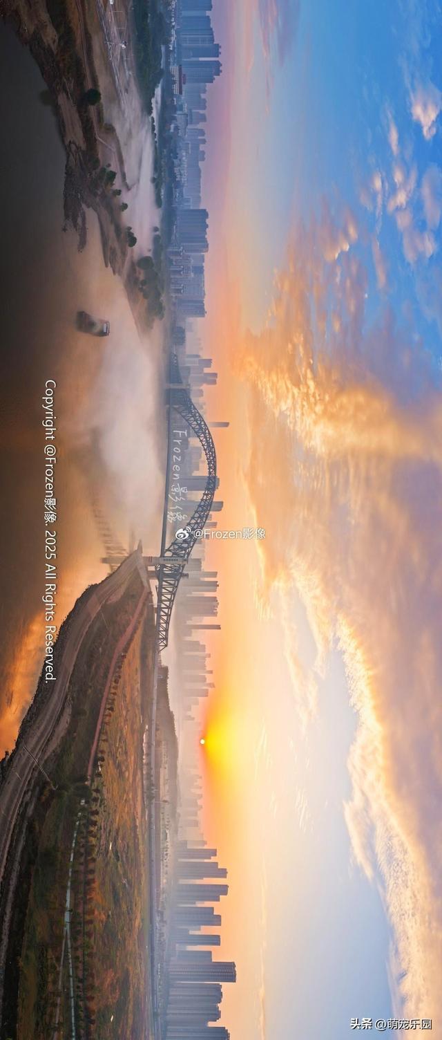 汉江湾制高点俯瞰，暖色与冷色交织如画，武汉江城魅力让人沉醉