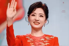 周涛主持山东春晚，一袭中国红修身长裙，尽显优雅端庄气质又迷人图片