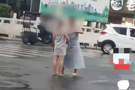女子赤身全裸站大街上被围观，画面曝光，评论区炸锅了图片