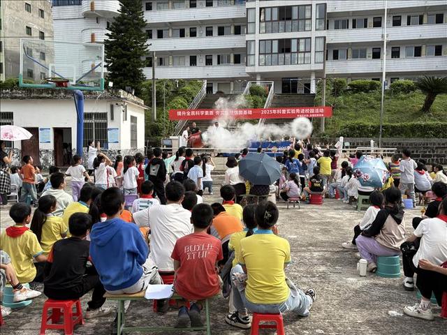 遂宁安居区玉丰九义校开展“2025科普实验秀”点燃科学梦想活动
