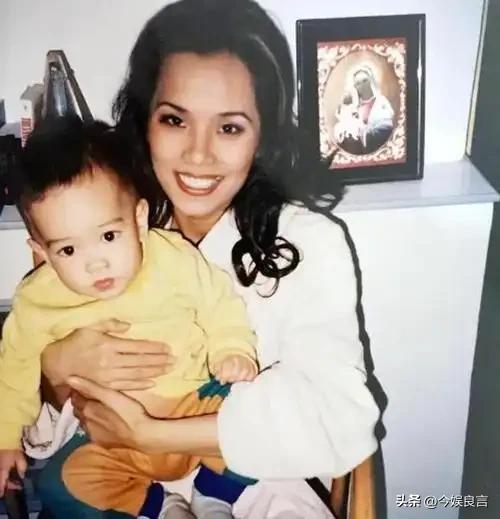62岁韦唯现状：脊柱断裂已恢复，前夫已死，三个混血儿子回国相伴