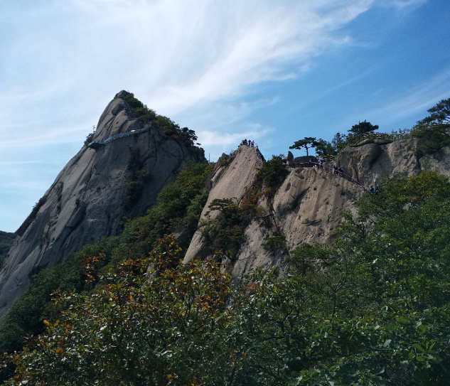 辽宁凤凰山坠亡男子信息曝光，丹东文旅回应。网友：景区无责