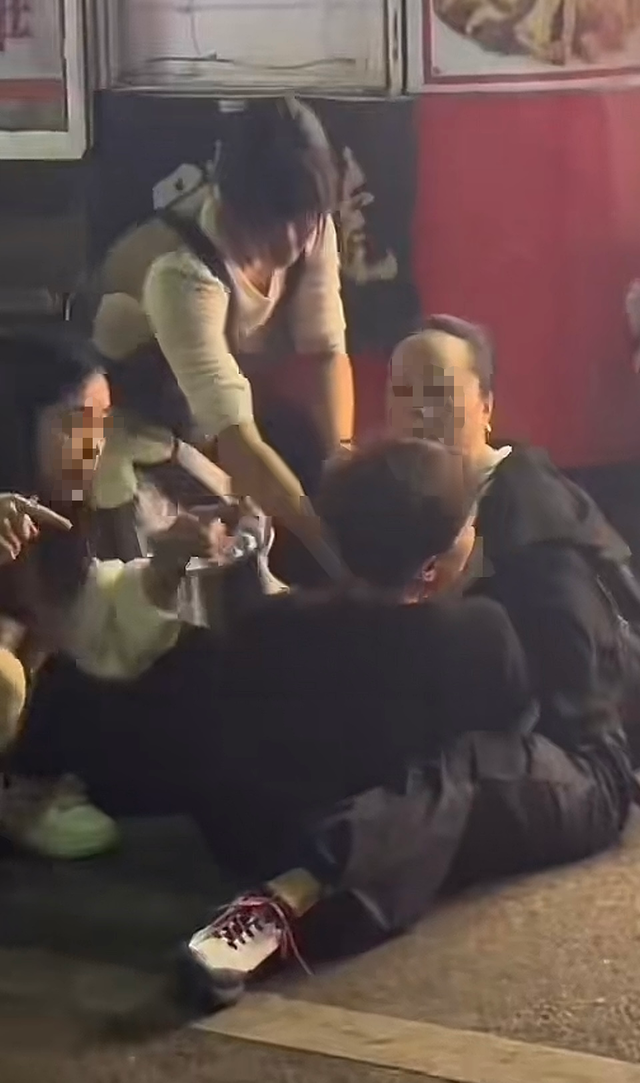 因等待时间太久，湖南长沙两名女子买章鱼小丸子时与店主发生冲突	，店主儿子：母亲脑梗发作正在住院