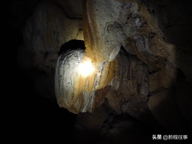 寻找一个古人类遗址不遇，居然无意间发现了一个躲匪洞
