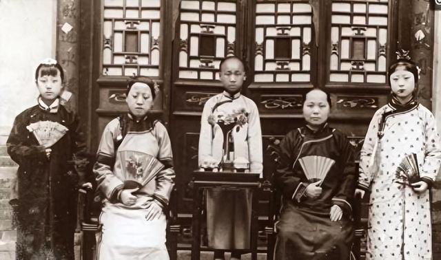 1906年，一位清朝女子自愿脱下衣服，让洋人拍下这组裸体照片