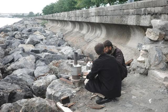 10月，「需要另一个同类」