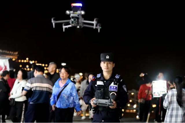 【贵警“枫”采】歌舞声奏响美丽西江 旅游警务护航平安苗寨