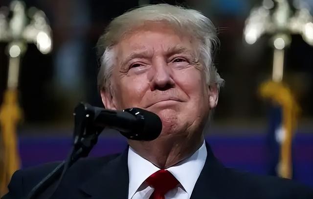 美国还是出手了，特朗普正式敲定惩罚性关税，最低收25%，关键时刻，中美磋商了