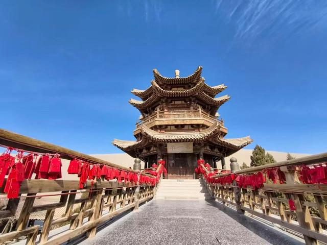 月牙泉6大暗坑：90%游客中招，第4个让你多花200元还错过日落！