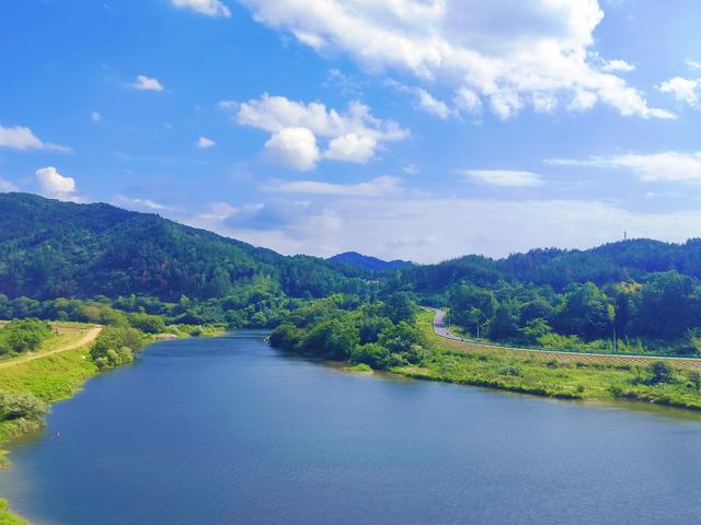 安徽潜山：悬崖上的小寺庙因石头滴水而知名