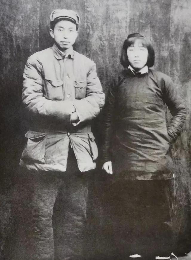 1961年，华国锋一家六口合影，华老留着平头，面相忠厚，一身正气