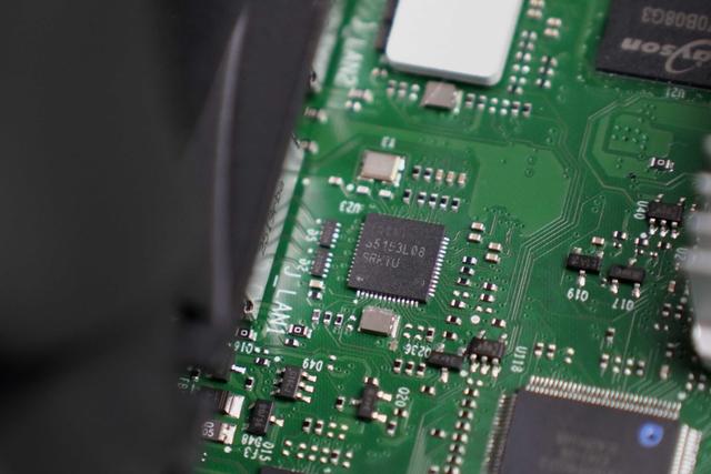 新品首发拆解丨不再躺平的高颜值NAS威联通Qu805