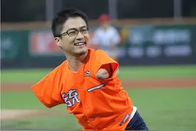 他天生无四肢，婚内却出轨50次，离婚后又疯狂爱上22岁混血美女图片