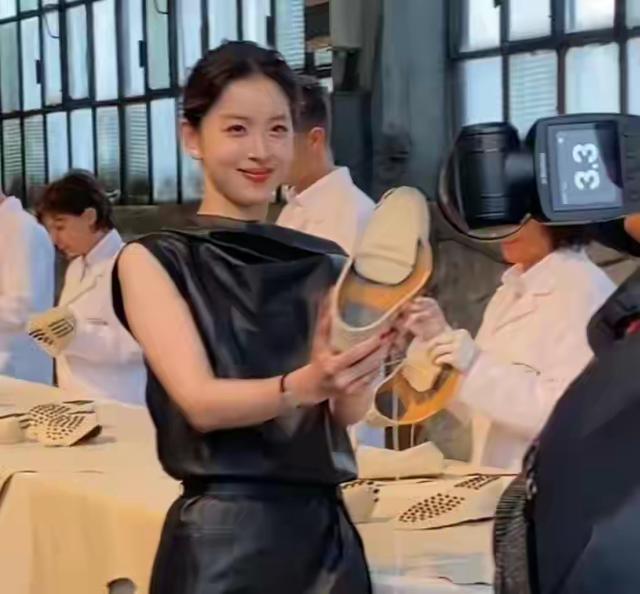 十年婚姻成笑话？32岁章泽天再次官宣喜讯，刘强东成为“过去式”