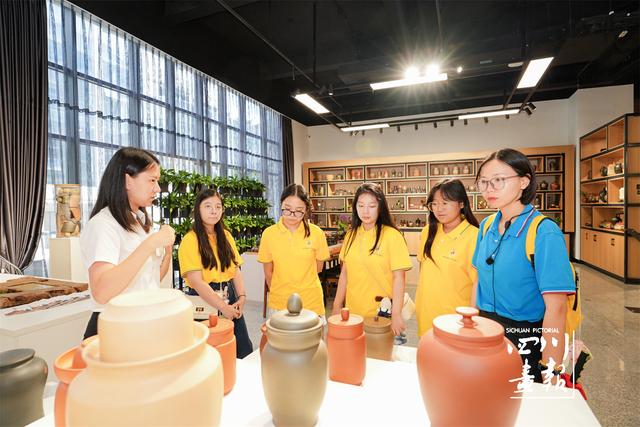 寻根中华·行走天府 | 看故居、观大佛、学武术，周边国家华裔青少年“寻根”四川精彩继续