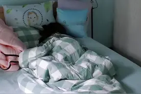 17岁女孩天天躺床不起，母亲掀开被子发现问题，将其残忍砍死图片