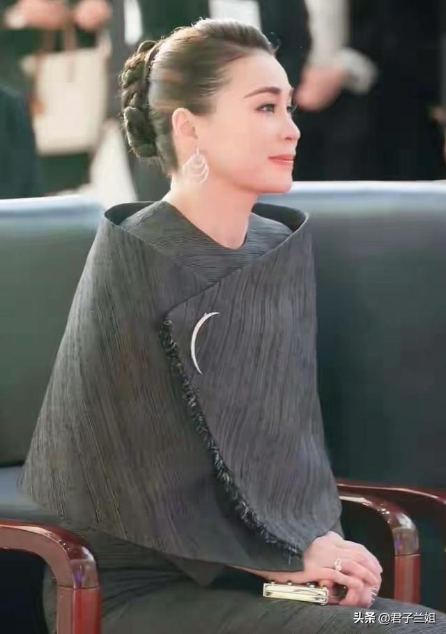 泰王不懂妻美！和苏提达王后参观北京航天城，本人状态表情很严肃