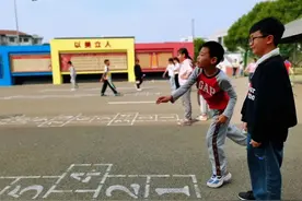 小学生课间被“圈养”折射教育困境：当安全大于一切，学校管理只会步步回退图片