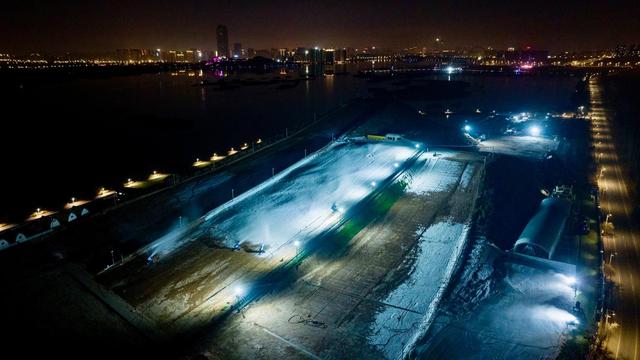 银川：迎接冰雪季 夜间造雪忙