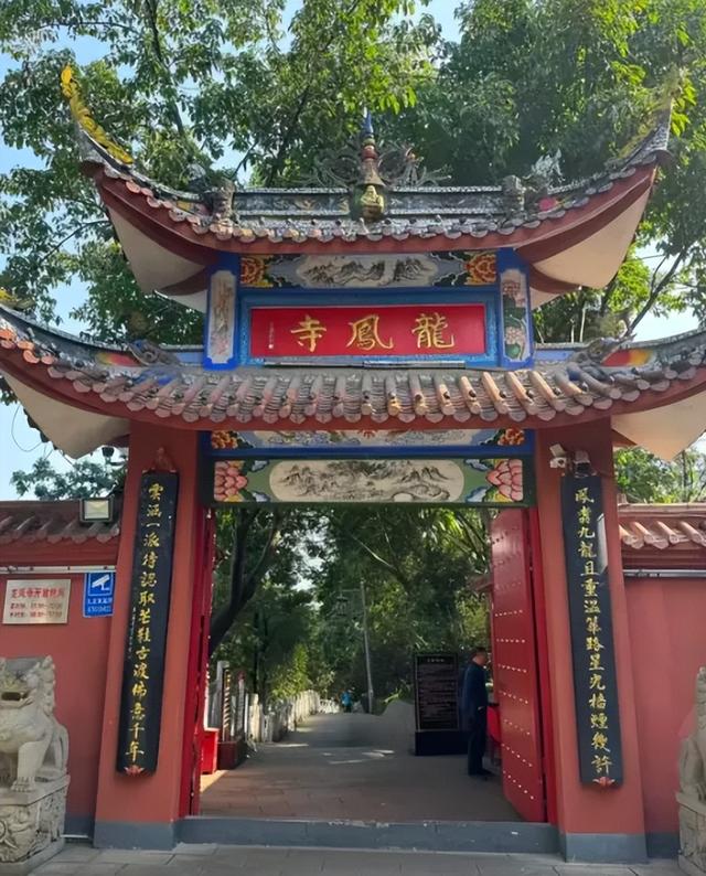 在上班和上进之间，我们选择了上香：重庆都市寺庙修行指南
