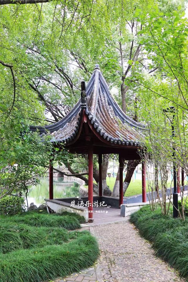 宁波镇海居然藏着一个小苏州园林，绿树掩映着亭台楼阁，值得游玩