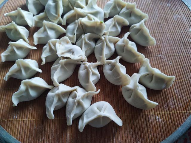 立冬吃饺子，建议大家：少吃白菜芹菜，多吃4样，应季营养补嘴空