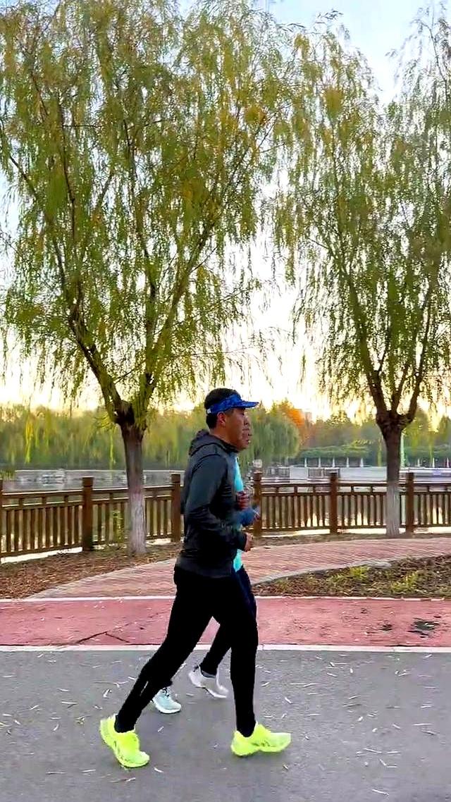 冬季跑步别瞎凑时间！选错伤肺伤关节，这个黄金时段跑舒服还安全