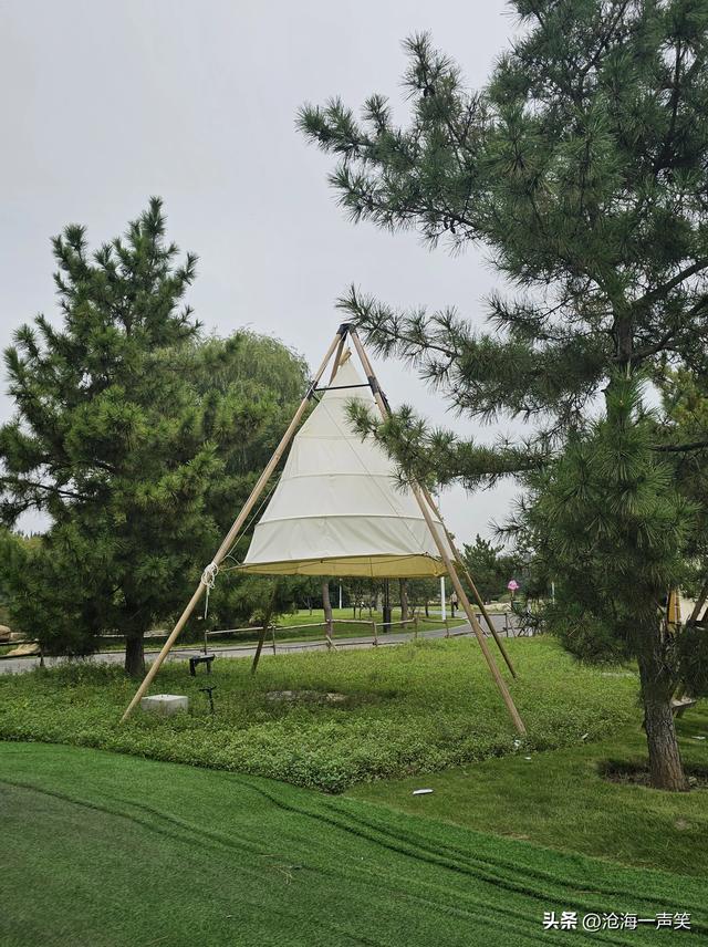 露营基地准备好了，您的旅行准备好了吗？帐篷，地毯，装备……