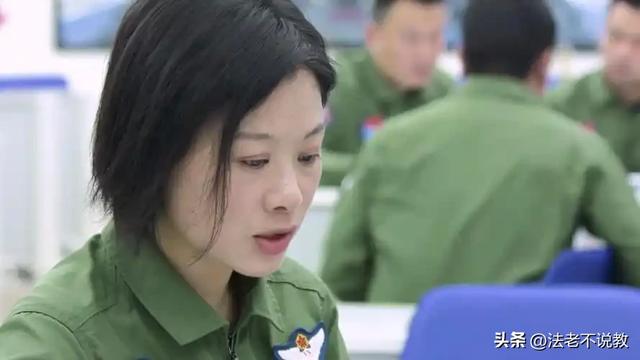 阅兵女机长身份曝光！私生活被扒牺牲太大，老公不简单，央视点名