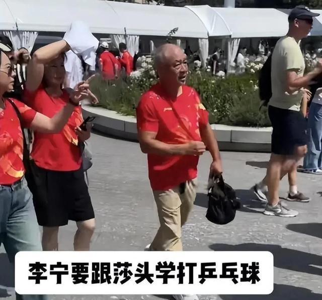 62岁李宁现状：一年狂赚30亿，64岁老婆气质出众，家庭事业双丰收